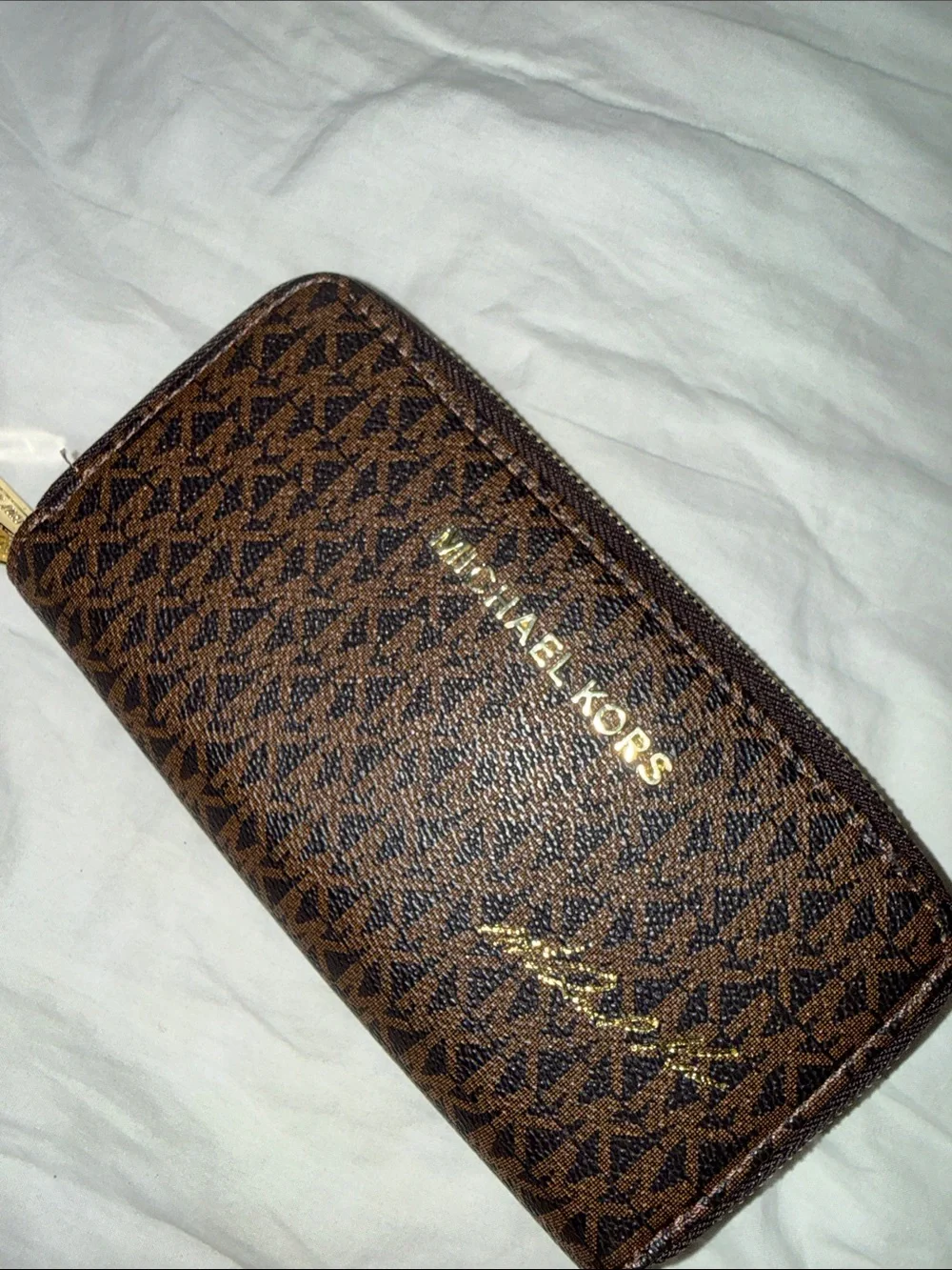 Michael Kors compact zip